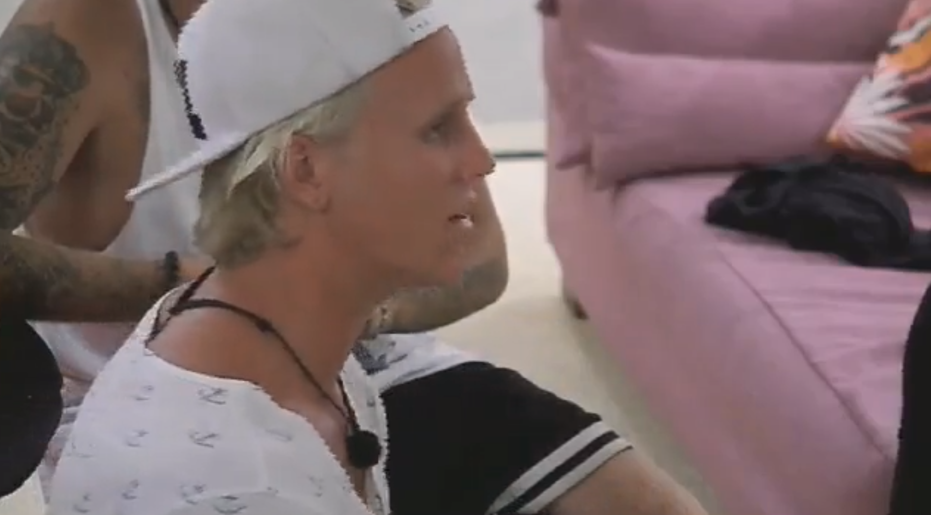 Tillfället när Jesper Johansson sitter och pratar spanska med bartendern. Han förtydligar då att Paow absolut inte är hans tjej samt att hon inte ska få några pengar om hon vinner. Tillfället när Jesper Johansson sitter och pratar spanska med bartendern. Han förtydligar då att Paow absolut inte är hans tjej samt att hon inte ska få några pengar om hon vinner.